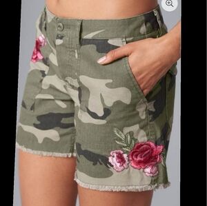 Camo shorts with flower embroidery